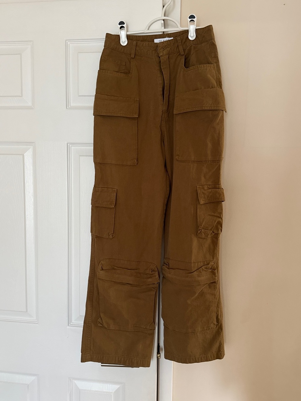 De Base High-Rise Straight-Leg Cargo Pants in Brown